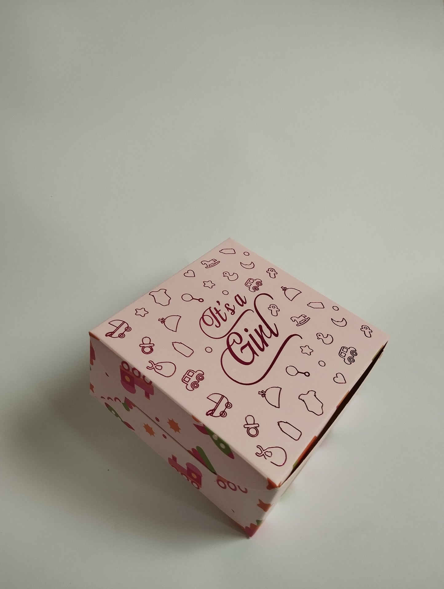 Birth Announcement Gift Box: "It's A Girl" – Custom Baby Gift Packaging