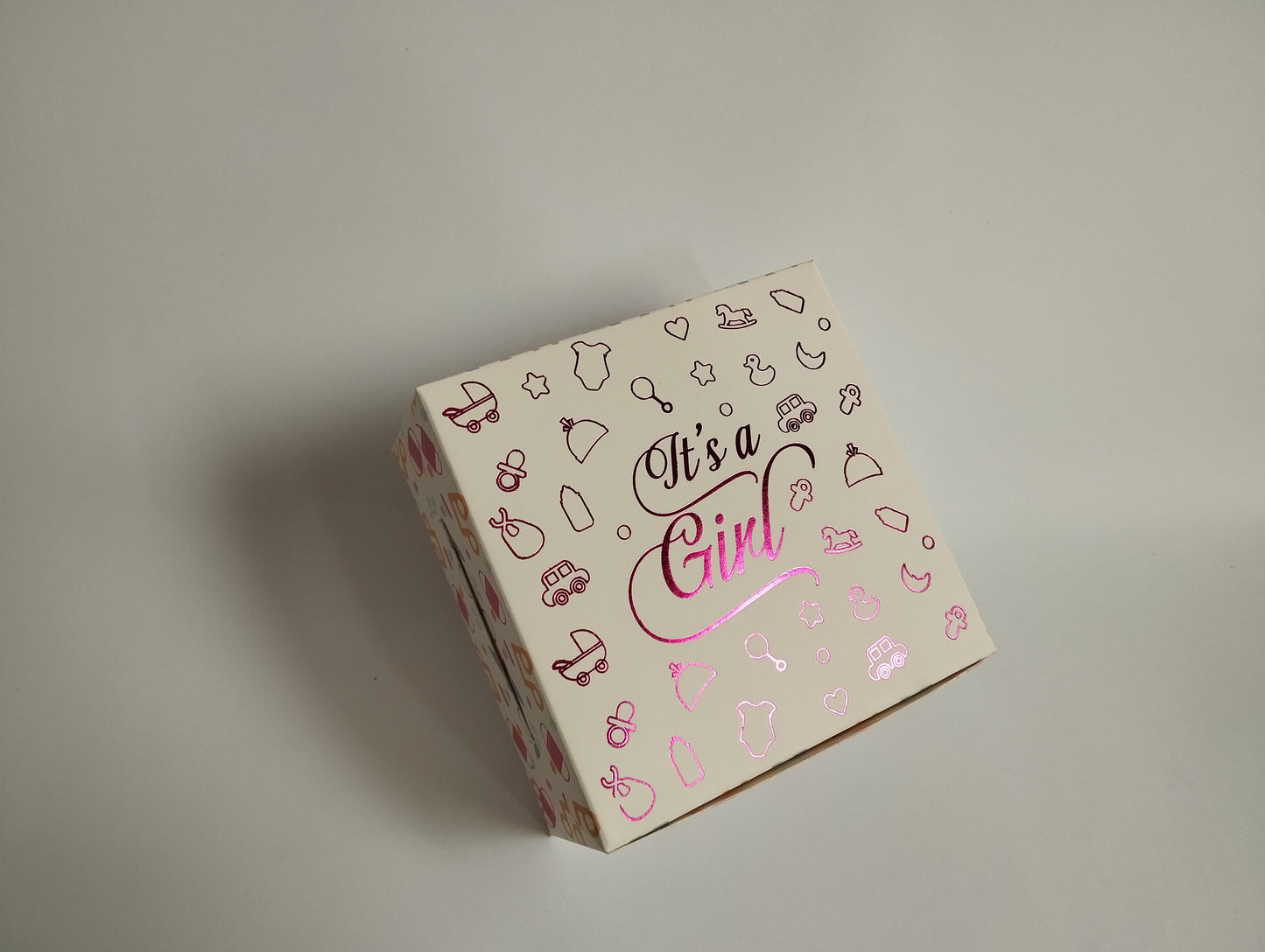 Birth Announcement Gift Box: "It's A Girl" – Custom Baby Gift Packaging