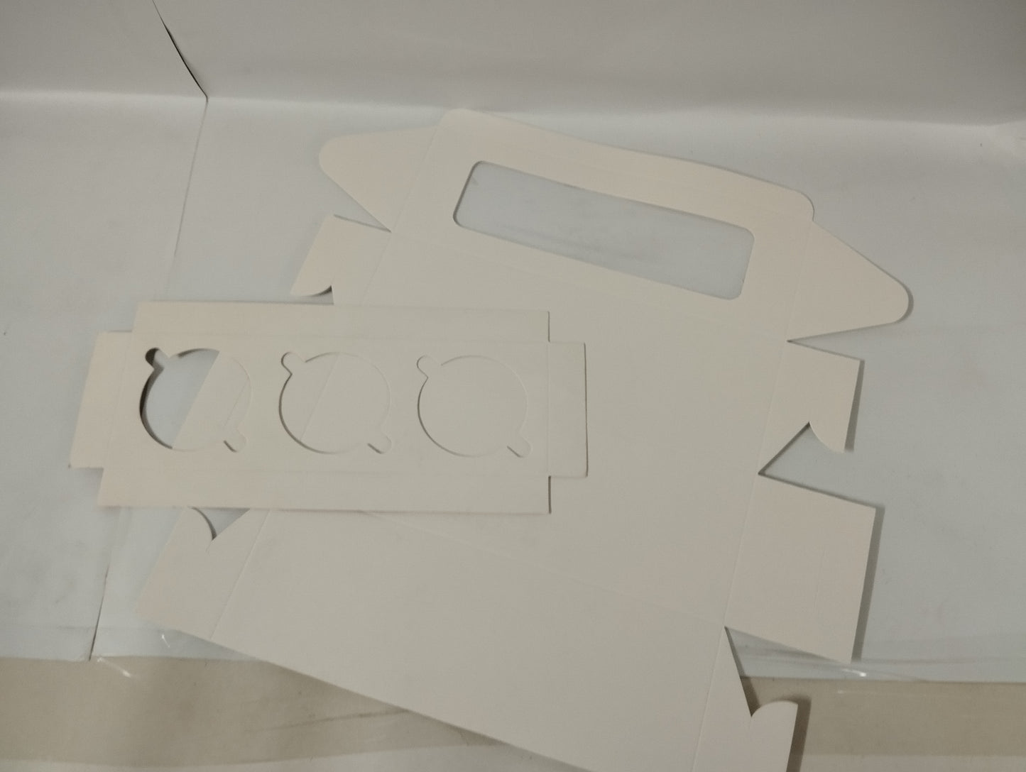 cupcake box, for 3 cupcakes, white, 9x3x3